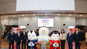 김해시와 자매도시 중국 우시시…두 도시 간 30년 우정 잇는 인형 조형물 제막