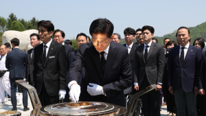 김문수, 현충원 참배… “호국보훈파크 우선 추진할 것” [21대 대선]