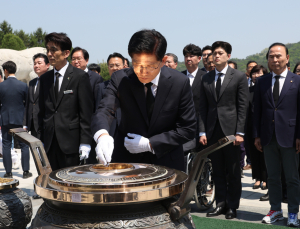 김문수, 현충원 참배… “호국보훈파크 우선 추진할 것” [21대 대선]