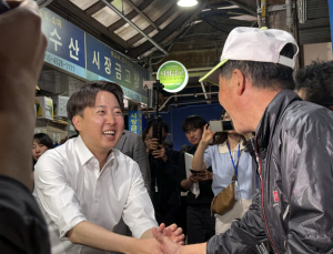 이준석, 대구 민심에 ‘성큼’ [쿡 정치포토]