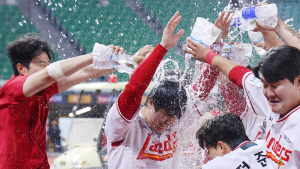 프로야구 SSG 최정, 6회 동점 투런포로 KBO 사상 첫 500홈런 금자탑