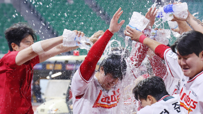 프로야구 SSG 최정, 6회 동점 투런포로 KBO 사상 첫 500홈런 금자탑