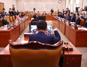 지귀연 판사 ‘룸살롱 접대’ 의혹…민주당 “재판 즉각 배제해야”