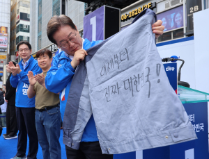 이재명, PK서 ‘통합’ 강조 “같이 가자…작은 차이 넘어 더 나은 세상으로” [쿡 정치포토]