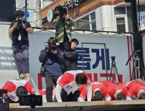 김문수, 진주서 ‘큰 절’‧밀양서 ‘아리랑’…이재명 저격 발언 쏟아내 [21대 대선]
