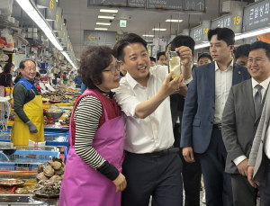 이준석, 수산시장서 지지 호소…“열심히 하겠다” [쿡 정치포토]
