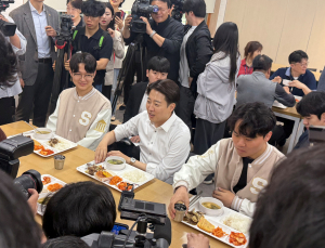이준석, 서울교대서 8번째 ‘학식회동’ [쿡 정치포토]