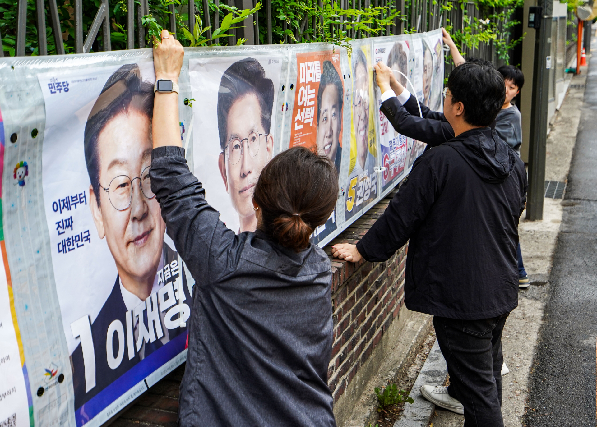 ‘대선 7인’이 한자리에…선거 벽보 전국 8만여 곳에 부착