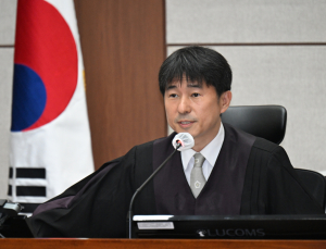 지귀연 ‘접대 의혹’, 법원 “밝힐 것 없어” vs 민주 “자정기능상실”