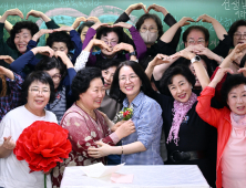 “선생님의 제자여서 행복합니다” 만학도들의 가슴 벅찬 스승의 날