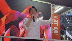 이준석 ‘젊음의 거리’ 건대서 “대한민국 개혁할 젊은 대통령” [쿡 정치포토]