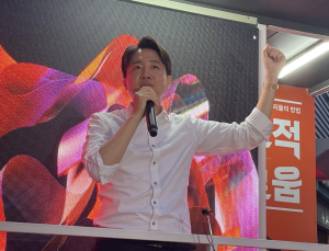 이준석 ‘젊음의 거리’ 건대서 “대한민국 개혁할 젊은 대통령” [쿡 정치포토]