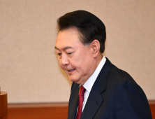 윤석열 “국힘 떠나 백의종군…나라의 운명이 걸려”