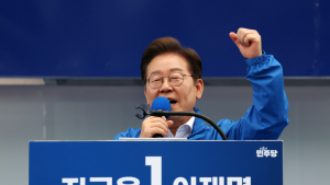 이재명 “尹 탈당, 예상된 정치 전술…조만간 ‘정신 차리겠다’ 할 것”