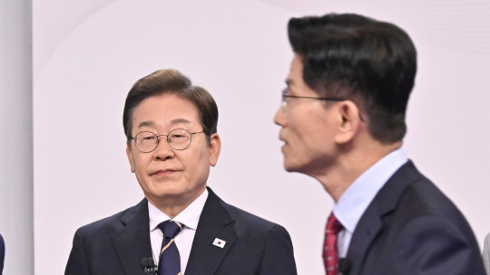 김문수 “경제 문제, 무조건 반대한 민주당 잘못” vs 이재명 “3년간 정부가 더 반대”