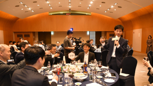 ‘승부’ 실제 주인공 이창호 건배사…중국 없는 LG배 개막 [바둑]
