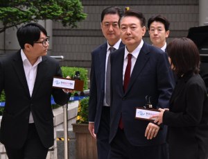 윤석열‚ ‘4차 공판’ 탈당 뒤 첫 공개 출석…여전히 ‘묵묵부답’