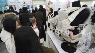 ‘뇌진탕 쿵’ 아기띠 추락사고 증가세...발달지연 등 휴유증 남아