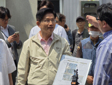 쪽방촌 주민에게 번호 건넨 ‘김문수’…“환경 개선 우선 과제” [21대 대선]