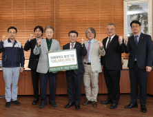 김해 대창단조(주) 박안식 회장…인제대 발전기금 1억원 전달