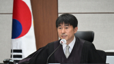 사진 공개 뒤에도…지귀연 판사, 공식 입장 없이 재판 이어가