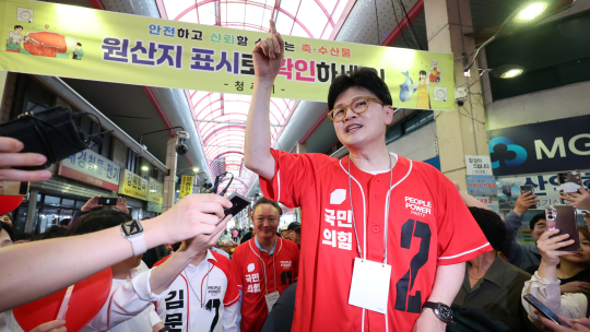 한동훈 尹 부부 향해 “대선 발목 잡지 말고 민주당 가라”