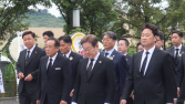 이재명, 盧서거 16주기 봉하로…진보 지지층 표심 다지기 [21대 대선]