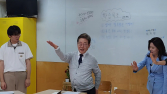 이재명, ‘생애 첫 투표’ 고3과 챌린지 ‘투표해 딩딩딩딩딩~’ [쿡 정치포토]