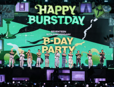 세븐틴이 또…‘K팝 최초 잠수교 공연’ 역사 쓰며 10주년 자축 [쿡리뷰]