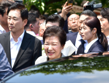 박근혜, 박정희 생가 방문…보수 결집 신호탄 쏘나