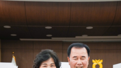 김지철 충남교육감, 부인 양현옥 여사와 대선 사전투표 