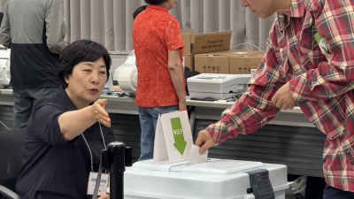 인천 미추홀구 사전투표 열기 ‘후끈’ [쿡 정치포토]