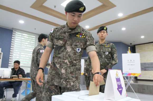 사전투표 첫날, 최전방 장병들도 소중한 한표 행사