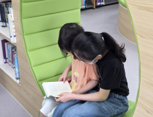동생에게 책 읽어주는 ‘우리는 의형제’