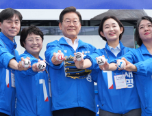 사전 투표 첫날, 유세하는 이재명 후보