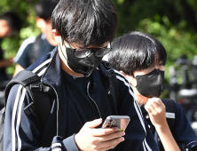 앱 써보니…어린이, 일평균 5번은 걸으면서 휴대전화 본다